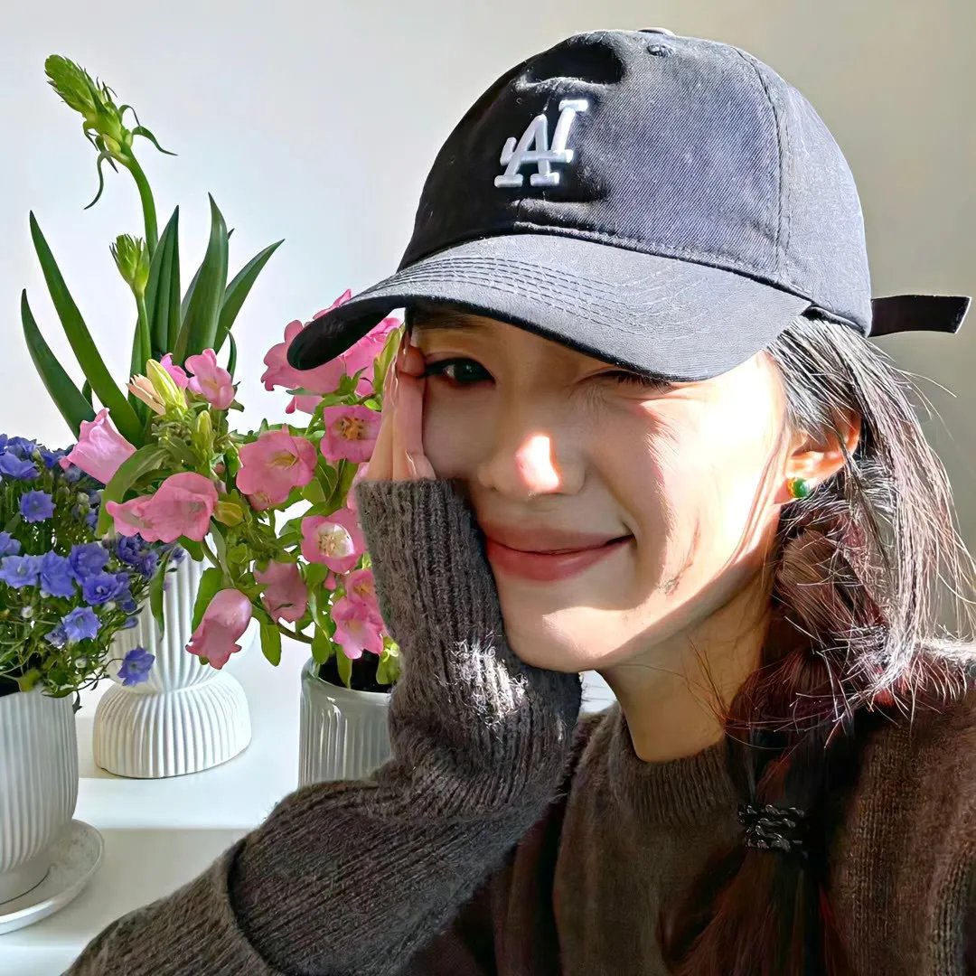 一个唱歌，另一个不唱歌